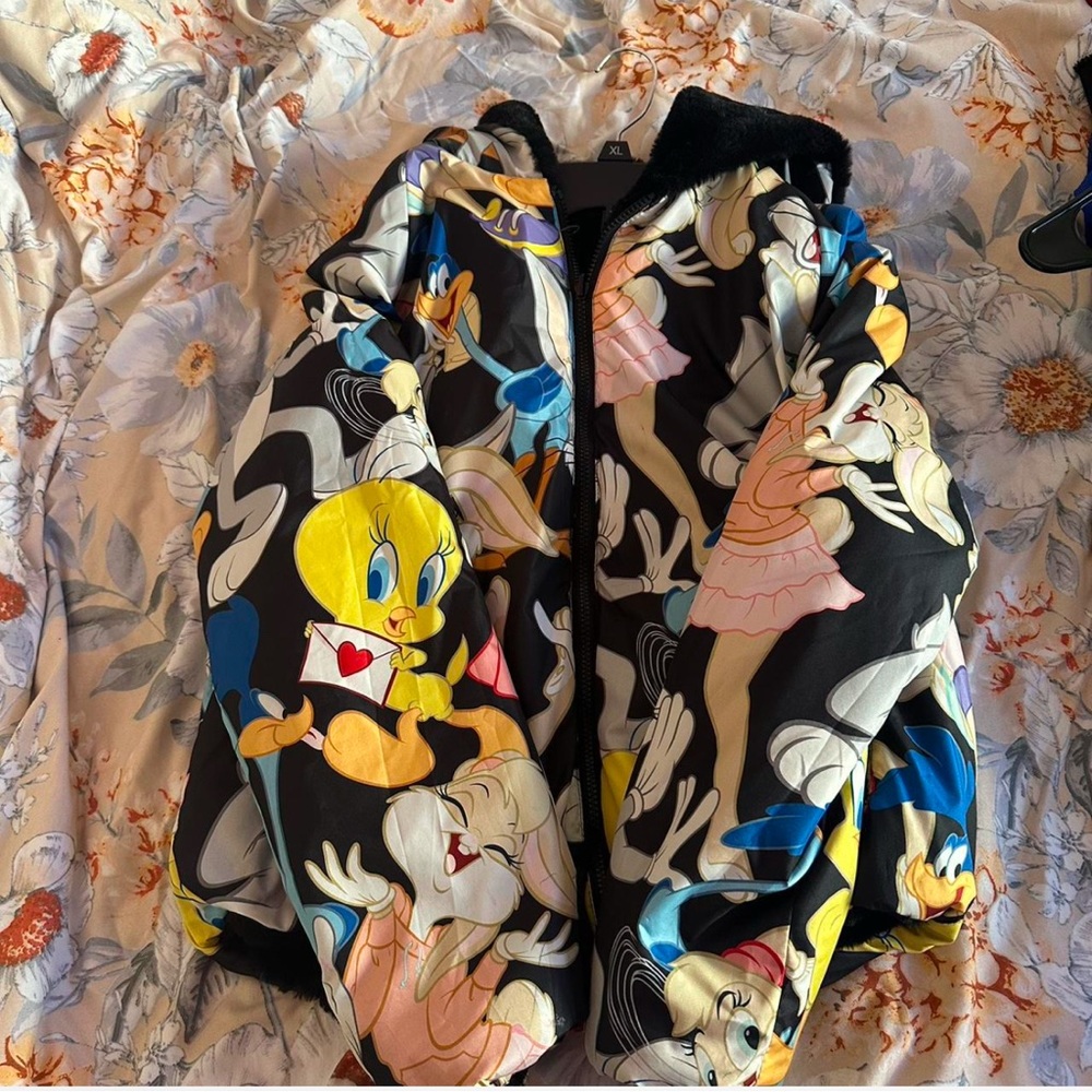 Size: M 
Very warm 
Looney tune themed